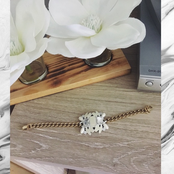 Ann Taylor Jewelry - Ann Taylor statement gold chain bracelet ✨